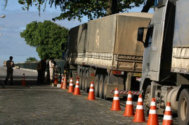 İlheus, Bahia, Brezilya - 19 Temmuz 2011: Güney Bahia 'nın Ilheus kentindeki Meshado limanında sevkiyat için soya fasulyesi yükleme.