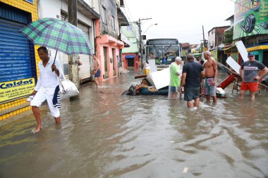 Salvador, Bahia, Brezilya - 10 Mayıs 2015: Salvador şehrinde sokaklar yağmur suyuyla doldu.