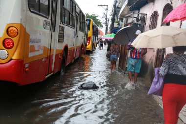 Salvador, Bahia, Brezilya - 10 Mayıs 2015: Salvador şehrinde sokaklar yağmur suyuyla doldu.