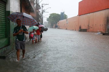 Salvador, Bahia, Brezilya - 10 Mayıs 2015: Salvador şehrinde sokaklar yağmur suyuyla doldu.