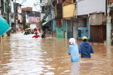 Salvador, Bahia, Brezilya - 10 Mayıs 2015: Salvador şehrinde sokaklar yağmur suyuyla doldu.