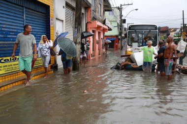 Salvador, Bahia, Brezilya - 10 Mayıs 2015: Salvador şehrinde sokaklar yağmur suyuyla doldu.