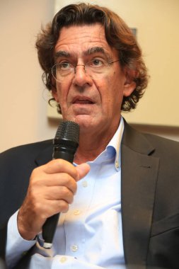 Salvador, Bahia, Brezilya - Eylül 2015: Luc Ferry, Salvador şehrindeki bir konferans sırasında laik hümanizmin filozof ve savunucusu.