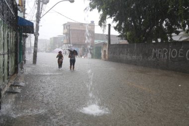 Salvador, Bahia, Brezilya - 10 Mayıs 2015: Salvador şehrinde sokaklar yağmur suyuyla doldu.