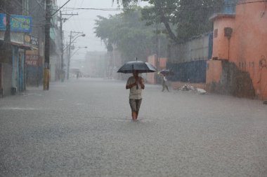 Salvador, Bahia, Brezilya - 10 Mayıs 2015: Salvador şehrinde sokaklar yağmur suyuyla doldu.