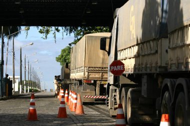 İlheus, Bahia, Brezilya - 19 Temmuz 2011: Güney Bahia 'nın Ilheus kentindeki Meshado limanında sevkiyat için soya fasulyesi yükleme.
