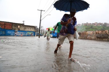 Salvador, Bahia, Brezilya - 10 Mayıs 2015: Salvador şehrinde sokaklar yağmur suyuyla doldu.