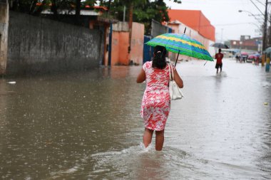 Salvador, Bahia, Brezilya - 10 Mayıs 2015: Salvador şehrinde sokaklar yağmur suyuyla doldu.