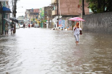 Salvador, Bahia, Brezilya - 10 Mayıs 2015: Salvador şehrinde sokaklar yağmur suyuyla doldu.