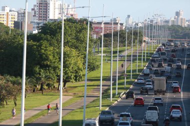 Salvador, Bahia, Brezilya - 27 Mayıs 2015: Avenida Luiz Viana - Paralela - Salvador 'da, şehrin metro hattının ikinci hattının inşasından önce.