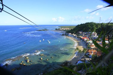cairu, bahia, brezil- Kasım 14, 2013: Cairu belediyesindeki Morro de Sao Paulo 'nun halatla inişi sırasında turist.