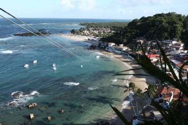 cairu, bahia, brezil- Kasım 14, 2013: Cairu belediyesindeki Morro de Sao Paulo 'nun halatla inişi sırasında turist.