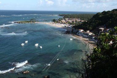 cairu, bahia, brezil- Kasım 14, 2013: Cairu belediyesindeki Morro de Sao Paulo 'nun halatla inişi sırasında turist.