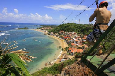 cairu, bahia, brezil- Kasım 14, 2013: Cairu belediyesindeki Morro de Sao Paulo 'nun halatla inişi sırasında turist.