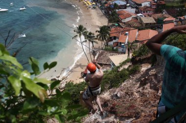 cairu, bahia, brezil- Kasım 14, 2013: Cairu belediyesindeki Morro de Sao Paulo 'nun halatla inişi sırasında turist.