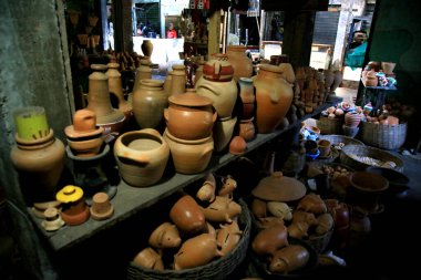 Salvador, Bahia, Brezilya - 28 Haziran 2021: Salvador kentindeki Sao Joaquim fuarında çömlekten yapılmış parçalar satışa sunuluyor.
