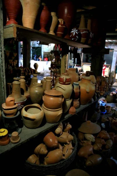 Salvador, Bahia, Brezilya - 28 Haziran 2021: Salvador kentindeki Sao Joaquim fuarında çömlekten yapılmış parçalar satışa sunuluyor.