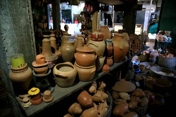 Salvador, Bahia, Brezilya - 28 Haziran 2021: Salvador kentindeki Sao Joaquim fuarında çömlekten yapılmış parçalar satışa sunuluyor.