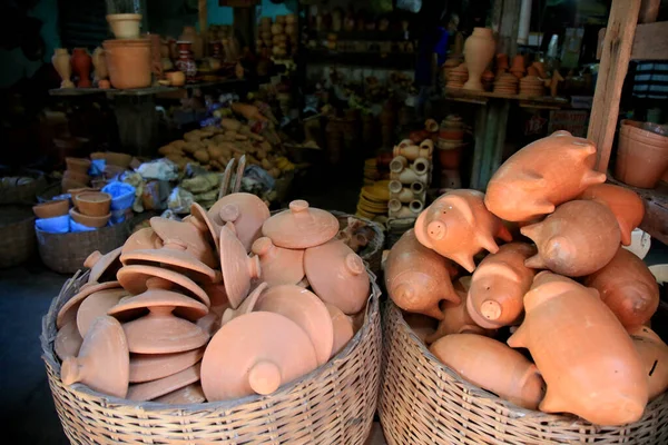 Salvador, Bahia, Brezilya - 28 Haziran 2021: Salvador kentindeki Sao Joaquim fuarında çömlekten yapılmış parçalar satışa sunuluyor.