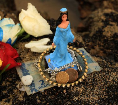 Salvador, Bahia, Brezilya - fevereiro 2, 2016: Salvador 'da bir plajdaki Orixa Yemanja, Candomble Tanrısı' nın heykeli.