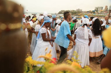 Salvador, Bahia, Brezilya - fevereiro 2, 2016: Candomble üyeleri ve din aşıkları, Salvador kentindeki bir plajda Orixa Yemanja onuruna düzenlenen bir partiye katıldılar.