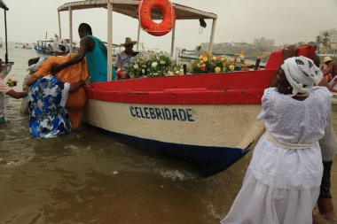 Salvador, Bahia, Brezilya - fevereiro 2, 2016: Candomble üyeleri ve din aşıkları, Salvador kentindeki bir plajda Orixa Yemanja onuruna düzenlenen bir partiye katıldılar.