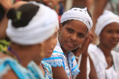 Salvador, Bahia, Brezilya - fevereiro 2, 2016: Candomble üyeleri ve din aşıkları, Salvador kentindeki bir plajda Orixa Yemanja onuruna düzenlenen bir partiye katıldılar.