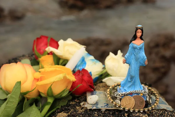 Salvador, Bahia, Brezilya - fevereiro 2, 2016: Salvador 'da bir plajdaki Orixa Yemanja, Candomble Tanrısı' nın heykeli.