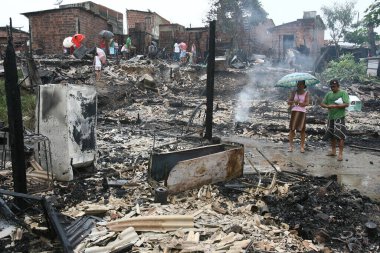 Itabuna, Bahia, Brezilya - 5 Mart 2012: Itabuna kentindeki gecekondu mahallesindeki yangından etkilenen bir bölgenin görüntüsü.