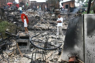 Itabuna, Bahia, Brezilya - 5 Mart 2012: Itabuna kentindeki gecekondu mahallesindeki yangından etkilenen bir bölgenin görüntüsü.