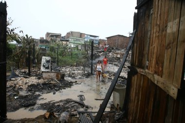 Itabuna, Bahia, Brezilya - 5 Mart 2012: Itabuna kentindeki gecekondu mahallesindeki yangından etkilenen bir bölgenin görüntüsü.