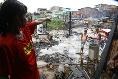 Itabuna, Bahia, Brezilya - 5 Mart 2012: Itabuna kentindeki gecekondu mahallesindeki yangından etkilenen bir bölgenin görüntüsü.
