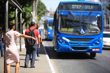 Salvador, Bahia, Brezilya - 2 Ekim 2017: Salvador şehrinde halk otobüslerini bekleyen insanlar.