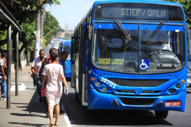 Salvador, Bahia, Brezilya - 2 Ekim 2017: Salvador şehrinde halk otobüslerini bekleyen insanlar.