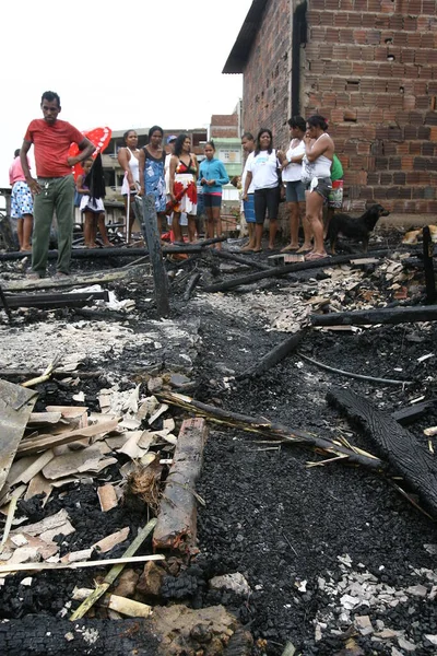 Itabuna, Bahia, Brezilya - 5 Mart 2012: Itabuna kentindeki gecekondu mahallesindeki yangından etkilenen bir bölgenin görüntüsü.