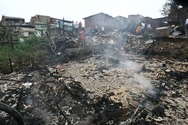 Itabuna, Bahia, Brezilya - 5 Mart 2012: Itabuna kentindeki gecekondu mahallesindeki yangından etkilenen bir bölgenin görüntüsü.