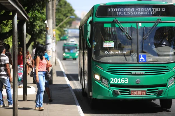 Salvador, Bahia, Brezilya - 2 Ekim 2017: Salvador şehrinde halk otobüslerini bekleyen insanlar.