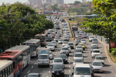 Salvador, Bahia, Brezilya - 12 Aralık 2012: Salvador şehrinde sıkışık bir caddede araçlar.