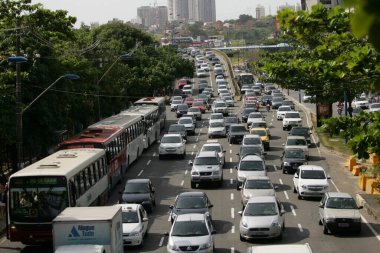 Salvador, Bahia, Brezilya - 12 Aralık 2012: Salvador şehrinde sıkışık bir caddede araçlar.