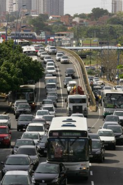 Salvador, Bahia, Brezilya - 12 Aralık 2012: Salvador şehrinde sıkışık bir caddede araçlar.