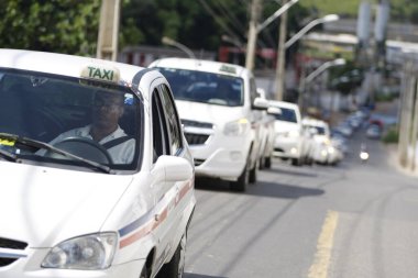 Salvador, Bahia, Brezilya - 6 Temmuz 2015: Salvador şehrinde yolcu bekleyen taksi kuyruğu.