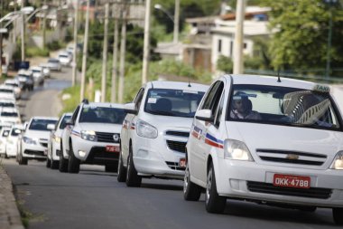 Salvador, Bahia, Brezilya - 6 Temmuz 2015: Salvador şehrinde yolcu bekleyen taksi kuyruğu.