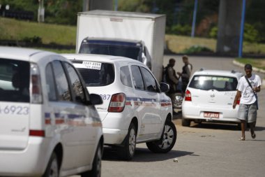 Salvador, Bahia, Brezilya - 6 Temmuz 2015: Salvador şehrinde yolcu bekleyen taksi kuyruğu.