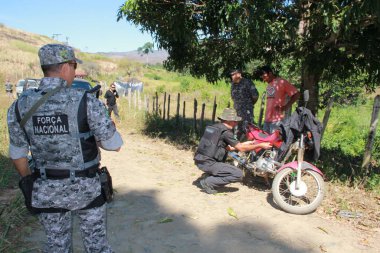 pau brasil, bahia, brezil- 10 Mayıs 2012: Forca Nacional ajanları Pau Brasil kentinin kırsal kesimindeki tarımsal çatışma bölgesinde insanlara yaklaşıyorlar.