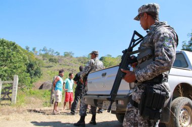 pau brasil, bahia, brezil- 10 Mayıs 2012: Forca Nacional ajanları Pau Brasil kentinin kırsal kesimindeki tarımsal çatışma bölgesinde insanlara yaklaşıyorlar.