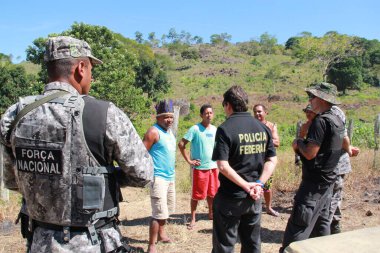 pau brasil, bahia, brezil- 10 Mayıs 2012: Forca Nacional ajanları Pau Brasil kentinin kırsal kesimindeki tarımsal çatışma bölgesinde insanlara yaklaşıyorlar.