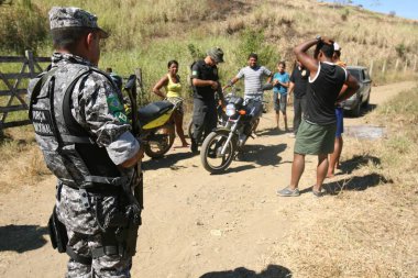 pau brasil, bahia, brezil- 10 Mayıs 2012: Forca Nacional ajanları Pau Brasil kentinin kırsal kesimindeki tarımsal çatışma bölgesinde insanlara yaklaşıyorlar.