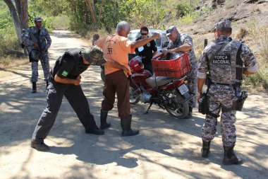 pau brasil, bahia, brezil- 10 Mayıs 2012: Forca Nacional ajanları Pau Brasil kentinin kırsal kesimindeki tarımsal çatışma bölgesinde insanlara yaklaşıyorlar.