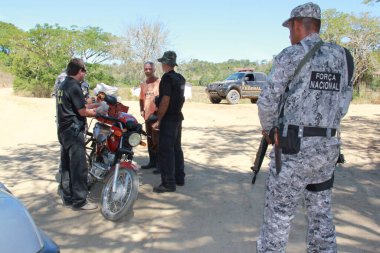 pau brasil, bahia, brezil- 10 Mayıs 2012: Forca Nacional ajanları Pau Brasil kentinin kırsal kesimindeki tarımsal çatışma bölgesinde insanlara yaklaşıyorlar.