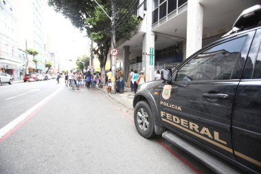 Salvador, Bahia, Brezilya - 2 Ekim 2017: Salvador 'da bir Caixa Ekonomi Federal şubesine yapılan saldırı soruşturması sırasında federal polis aracı.